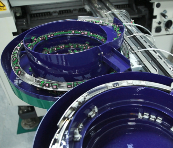 炬鼎貼插技術(shù)員談插件機(jī)震動(dòng)盤：從原理到應(yīng)用