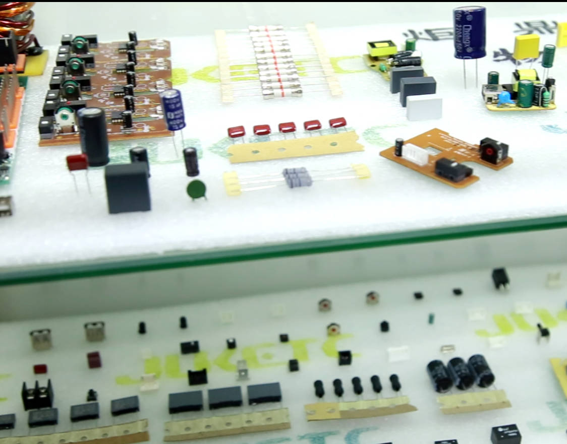 大型電容自動插件機引領電子制造業進入高效新時代