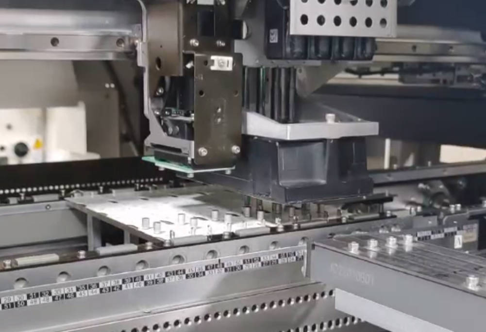 自動插件機提升散料電容生產效率的關鍵設備