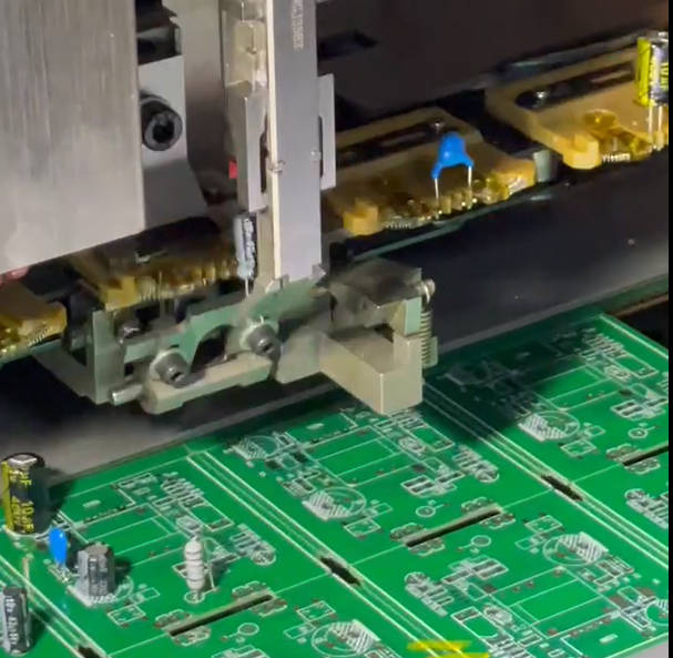 自動立式插件機電子制造行業(yè)的必要設(shè)備