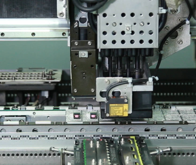 充電器生產(chǎn)自動插件機：助力充電器制造高效升級