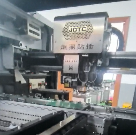 ??適配器插件機設備：電源制造業(yè)高效生產的核心技術裝備?